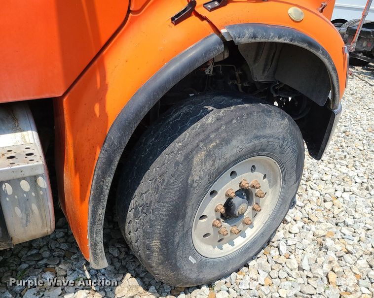 image for item LE9062 2006 Freightliner Business Class M2  dump truck