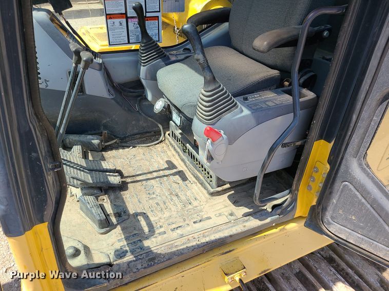 image for item LE9069 2006 Komatsu PC400LC-7L  excavator