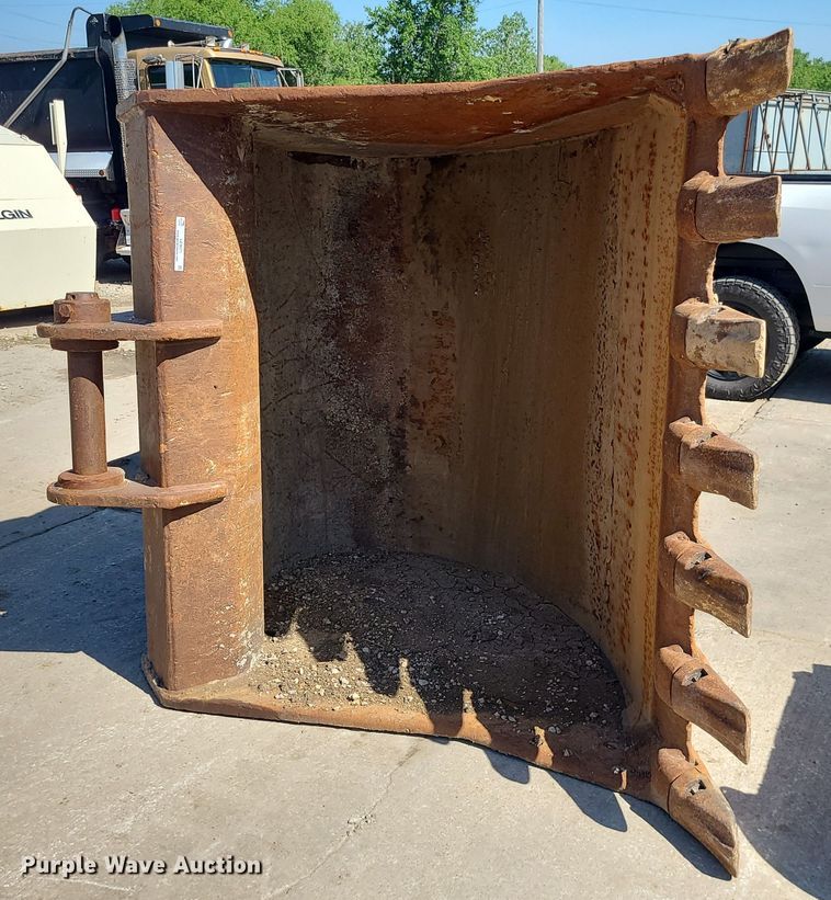 image for item LE9071 72" W excavator bucket