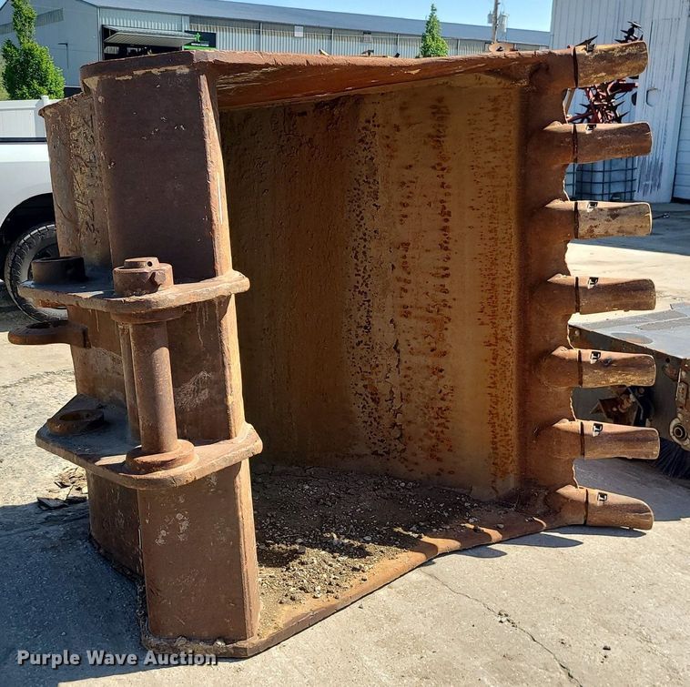 image for item LE9071 72" W excavator bucket