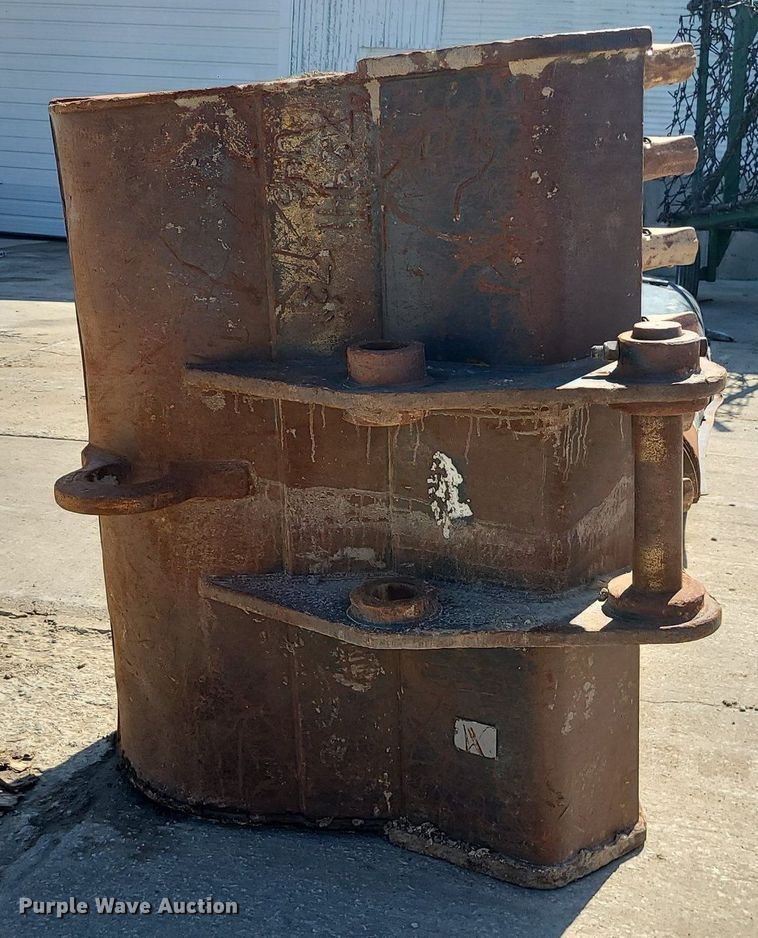 image for item LE9071 72" W excavator bucket