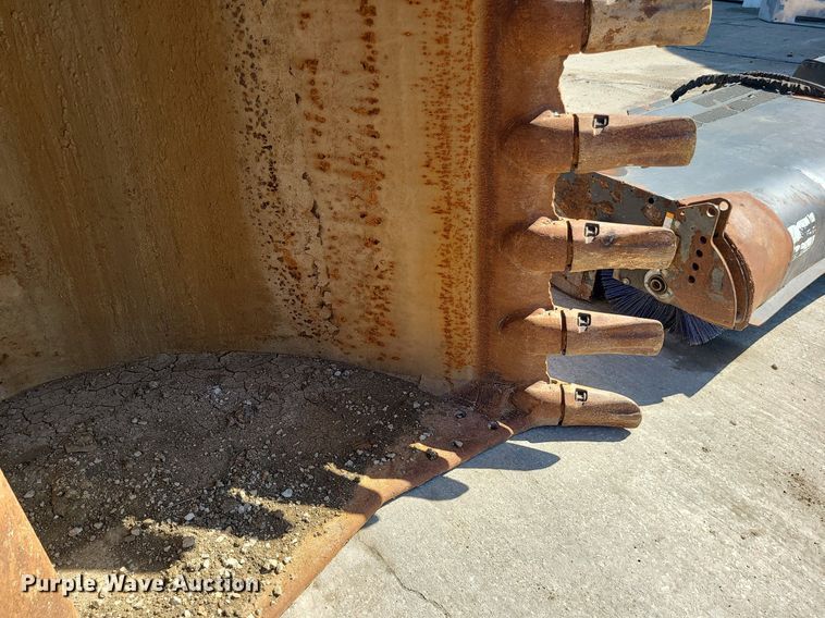 image for item LE9071 72" W excavator bucket