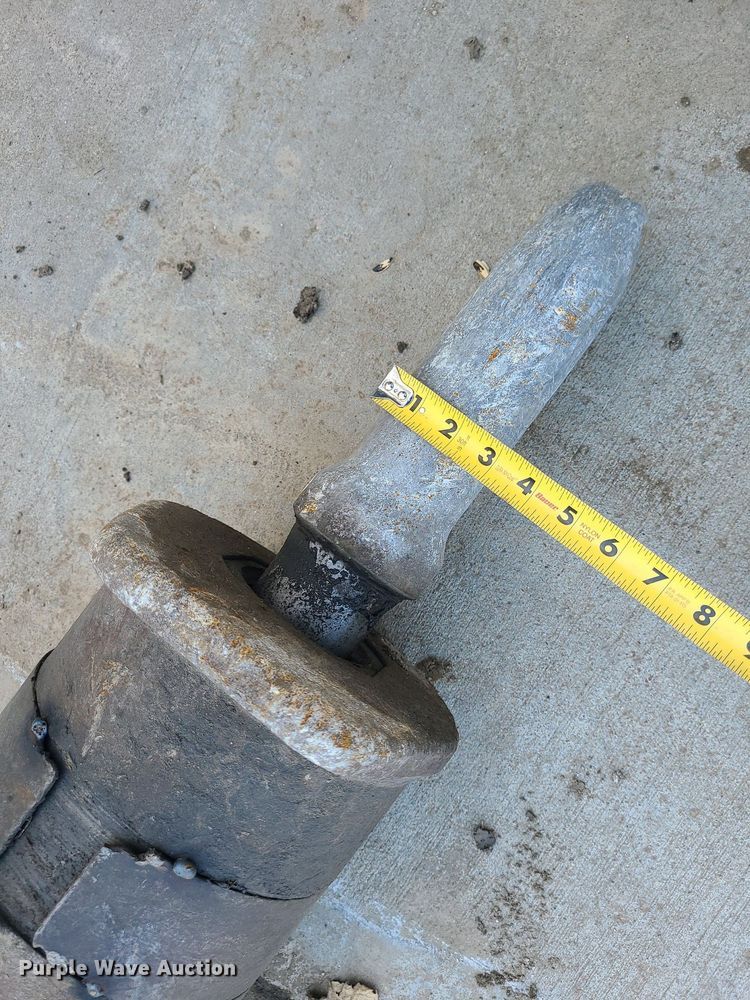 image for item LE9075 Bobcat  excavator breaker