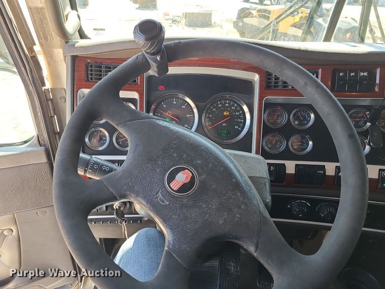 image for item LE9078 2008 Kenworth T800  dump truck