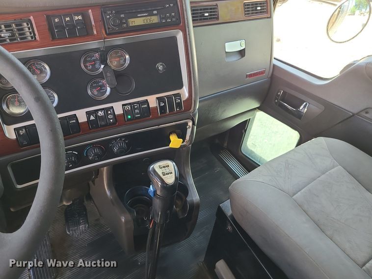 image for item LE9078 2008 Kenworth T800  dump truck