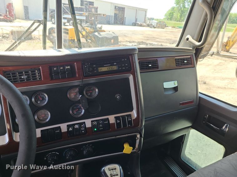 image for item LE9078 2008 Kenworth T800  dump truck