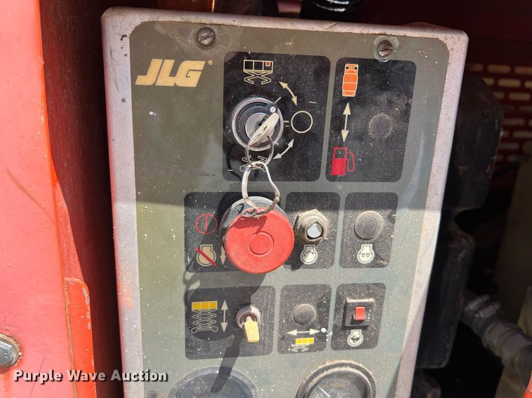 image for item LG9127 1997 JLG Sizzor 33RTS  scissor lift