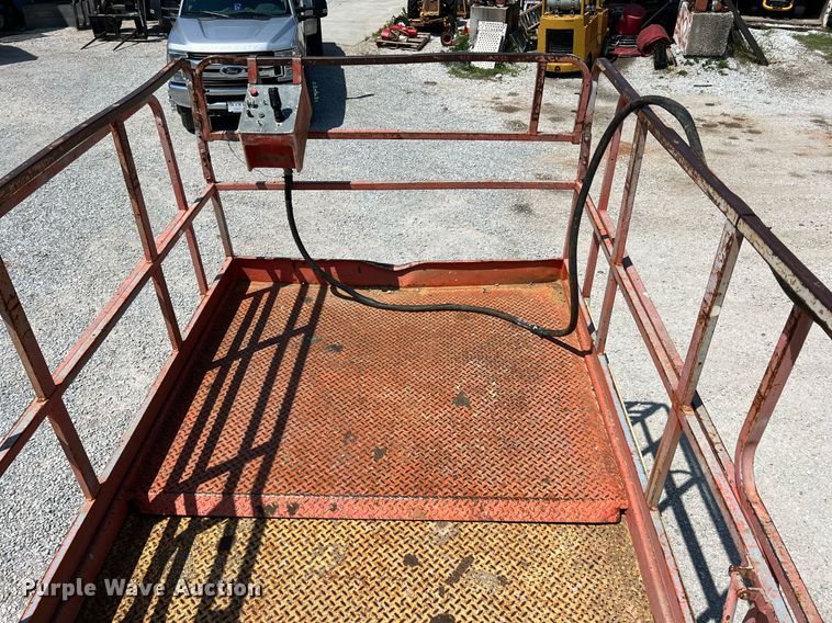 image for item LG9127 1997 JLG Sizzor 33RTS  scissor lift