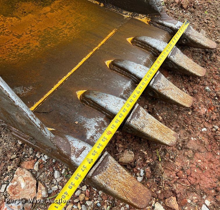 image for item LI9722 2014 John Deere 130G  excavator