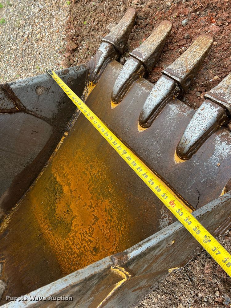 image for item LI9722 2014 John Deere 130G  excavator