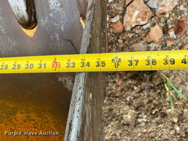 image for item LI9722 2014 John Deere 130G  excavator