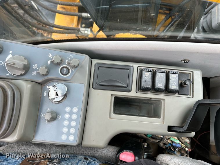 image for item LI9722 2014 John Deere 130G  excavator