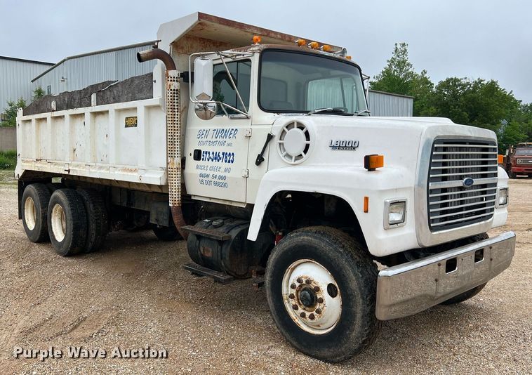 image for item LI9726 1991 Ford L8000  dump truck