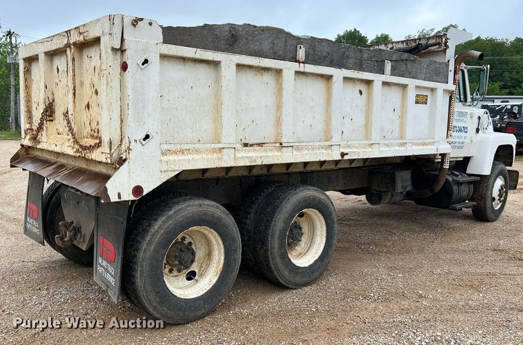image for item LI9726 1991 Ford L8000  dump truck