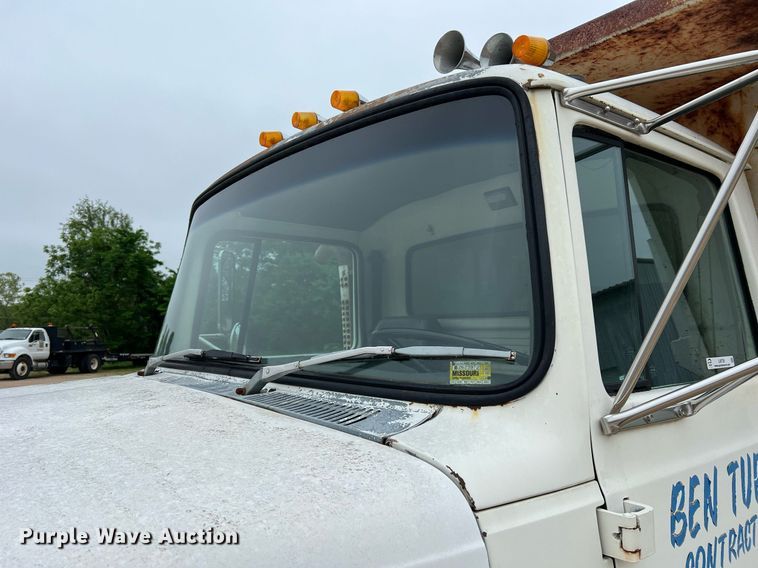 image for item LI9726 1991 Ford L8000  dump truck