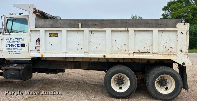 image for item LI9726 1991 Ford L8000  dump truck