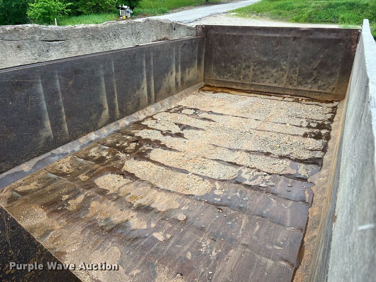 image for item LI9726 1991 Ford L8000  dump truck