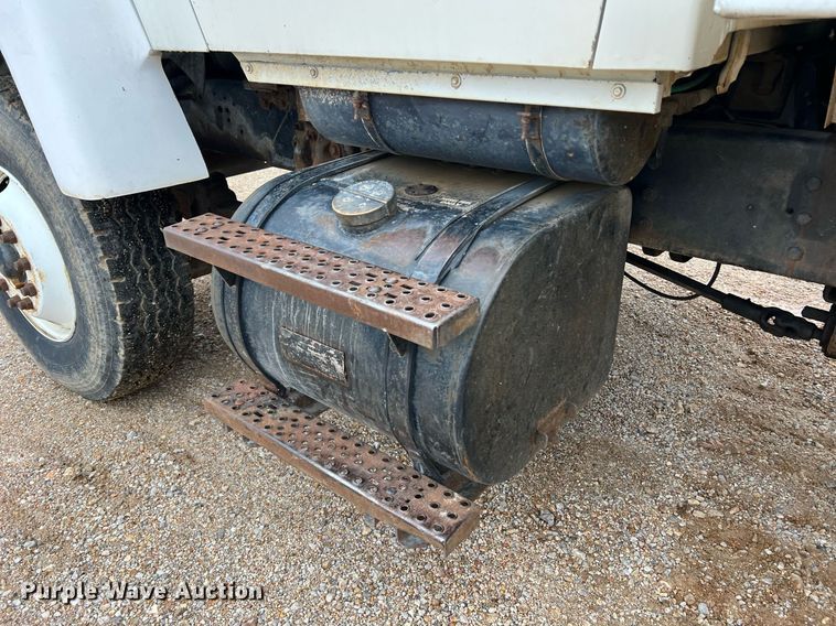 image for item LI9726 1991 Ford L8000  dump truck