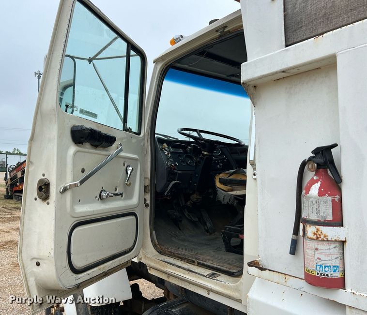 image for item LI9726 1991 Ford L8000  dump truck