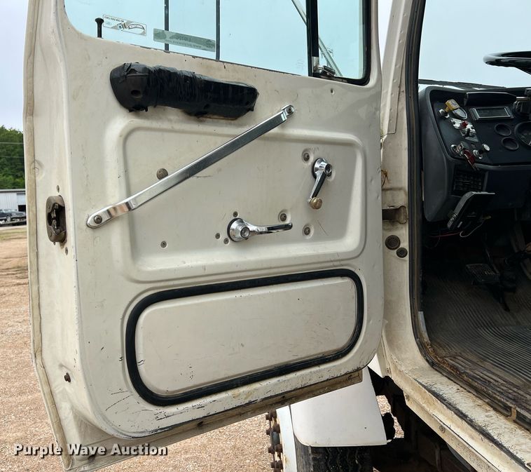 image for item LI9726 1991 Ford L8000  dump truck