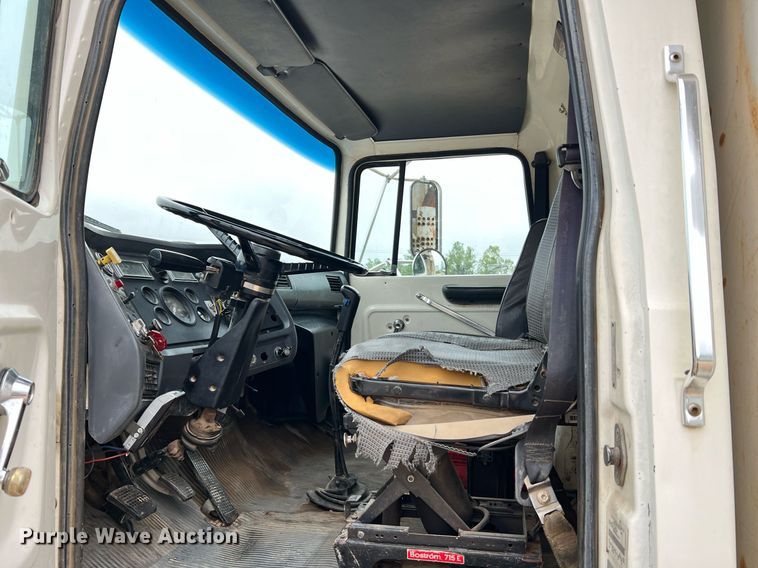 image for item LI9726 1991 Ford L8000  dump truck