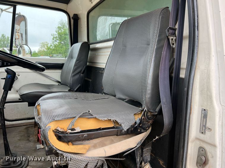 image for item LI9726 1991 Ford L8000  dump truck