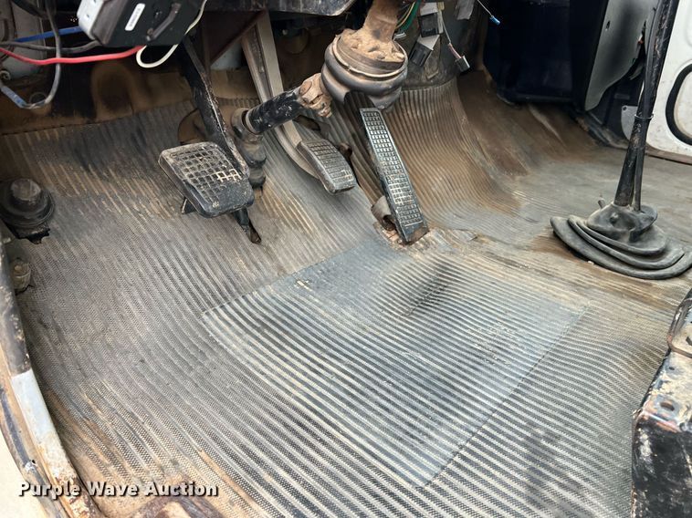 image for item LI9726 1991 Ford L8000  dump truck