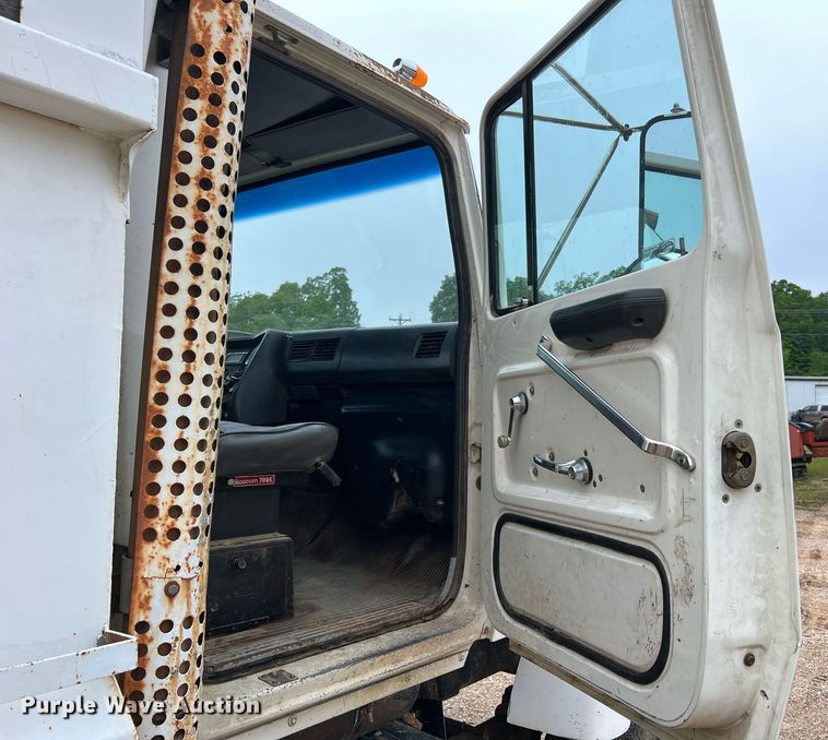image for item LI9726 1991 Ford L8000  dump truck