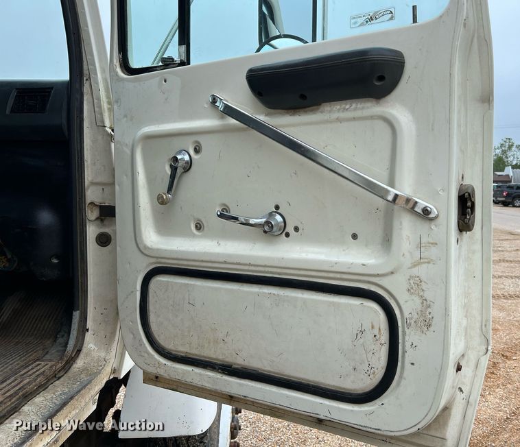 image for item LI9726 1991 Ford L8000  dump truck