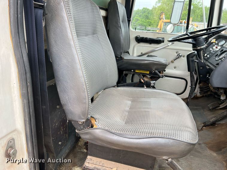 image for item LI9726 1991 Ford L8000  dump truck