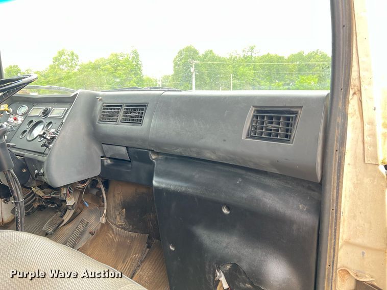 image for item LI9726 1991 Ford L8000  dump truck