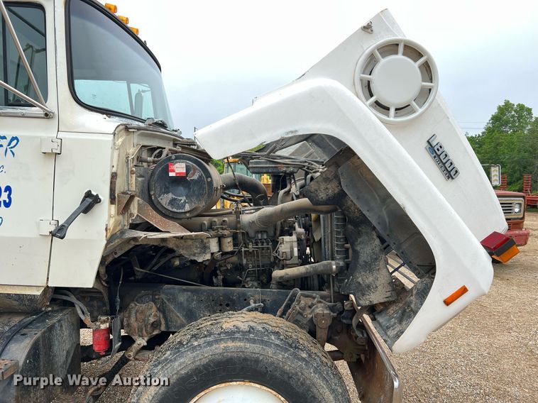 image for item LI9726 1991 Ford L8000  dump truck