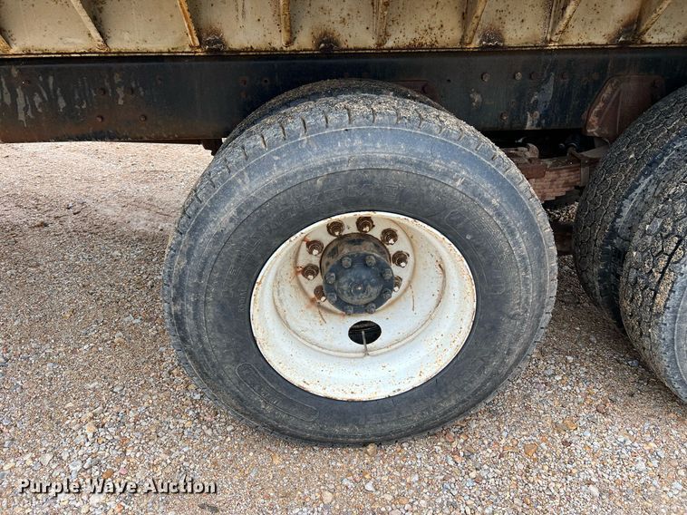 image for item LI9726 1991 Ford L8000  dump truck