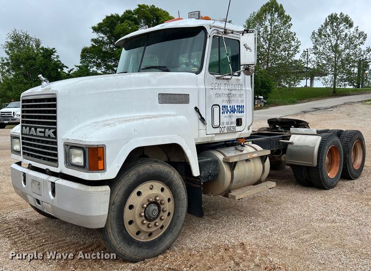 image for item LI9727 1994 Mack CH613  semi truck
