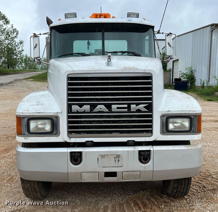 image for item LI9727 1994 Mack CH613  semi truck