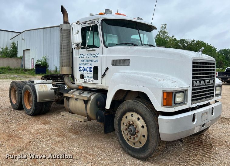 image for item LI9727 1994 Mack CH613  semi truck