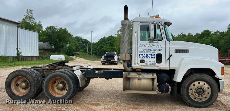 image for item LI9727 1994 Mack CH613  semi truck