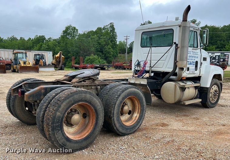 image for item LI9727 1994 Mack CH613  semi truck