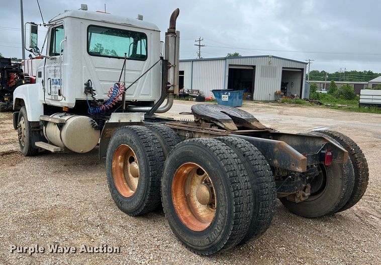 image for item LI9727 1994 Mack CH613  semi truck