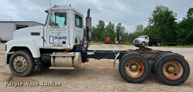 image for item LI9727 1994 Mack CH613  semi truck