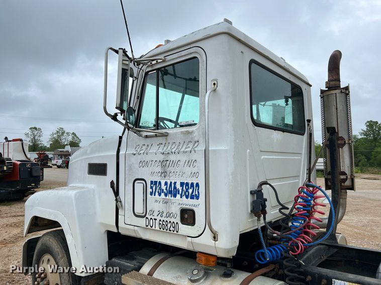 image for item LI9727 1994 Mack CH613  semi truck