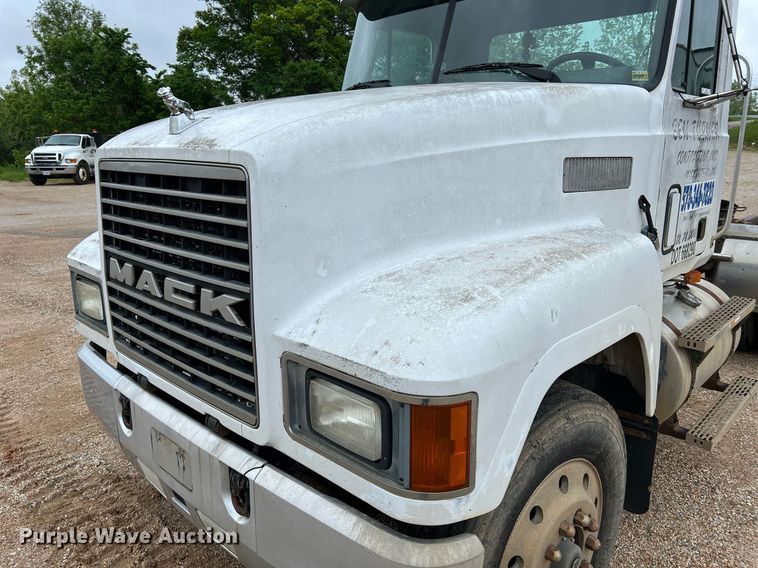 image for item LI9727 1994 Mack CH613  semi truck