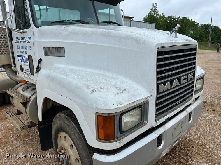 image for item LI9727 1994 Mack CH613  semi truck