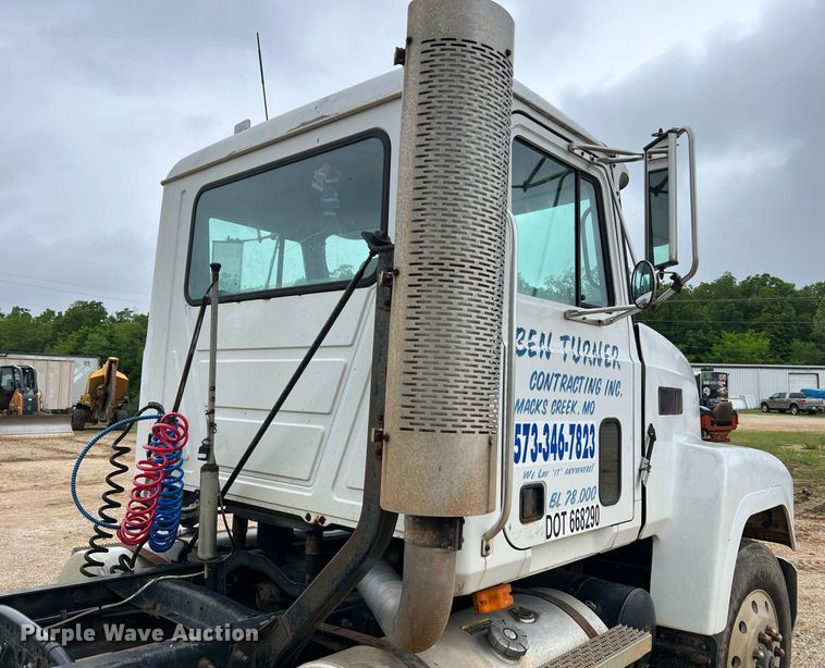 image for item LI9727 1994 Mack CH613  semi truck