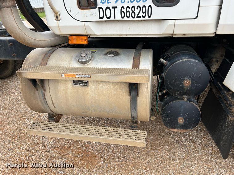 image for item LI9727 1994 Mack CH613  semi truck