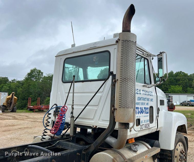 image for item LI9727 1994 Mack CH613  semi truck