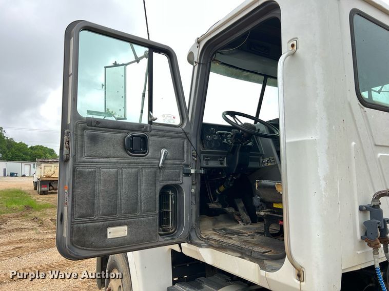 image for item LI9727 1994 Mack CH613  semi truck