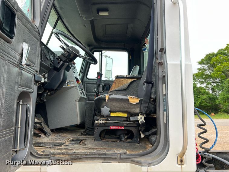 image for item LI9727 1994 Mack CH613  semi truck