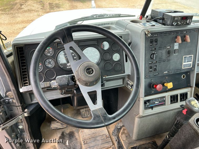 image for item LI9727 1994 Mack CH613  semi truck