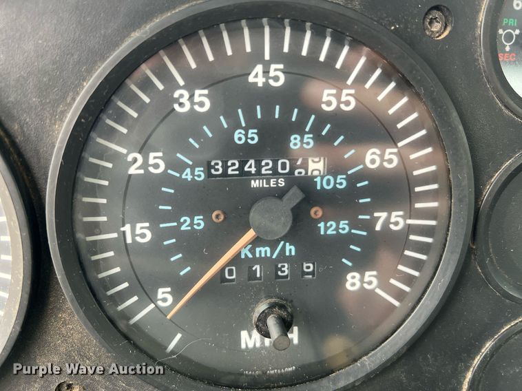 image for item LI9727 1994 Mack CH613  semi truck